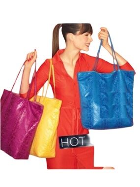 AVON SNAKE PRINT TOTE BAG - FUCHSIA PINK (NEW WITH TAGS)